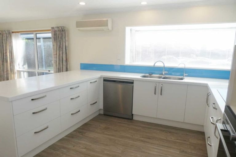 Photo of property in 7 Broadfell Avenue, Avonhead, Christchurch, 8042