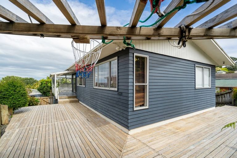 Photo of property in 52 Ayton Drive, Totara Vale, Auckland, 0629