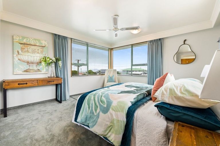 Photo of property in 10 Sunset Road, Unsworth Heights, Auckland, 0632