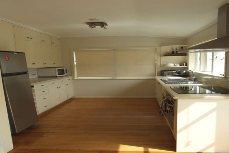 Photo of property in 1/130 Sunset Road, Unsworth Heights, Auckland, 0632