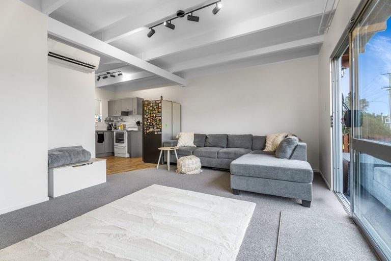 Photo of property in 1/2 Edwards Avenue, Henderson, Auckland, 0610