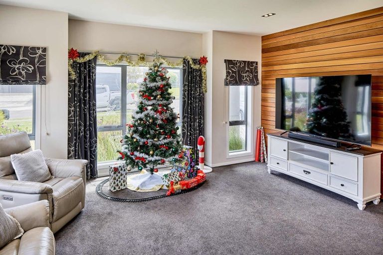 Photo of property in 25 Paparoa Crescent, Aotea, Porirua, 5024