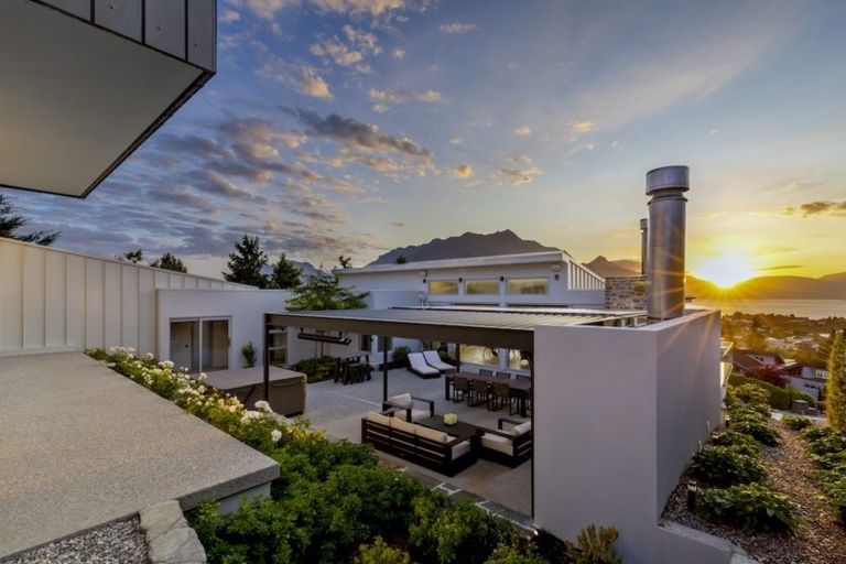 Photo of property in 9 Garland Terrace, Kelvin Heights, Queenstown, 9300