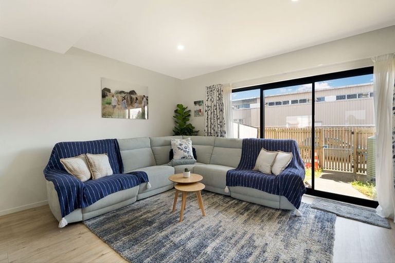 Photo of property in 43 Eileen Newey Place, Henderson, Auckland, 0612