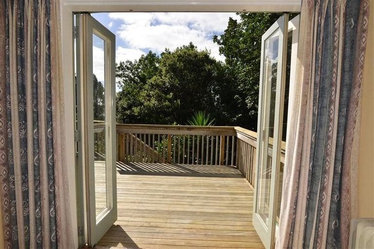 Photo of property in 50 Otitori Bay Road, Titirangi, Auckland, 0604