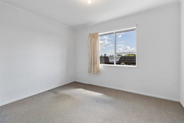 Photo of property in 2/92 Lynwood Road, New Lynn, Auckland, 0600