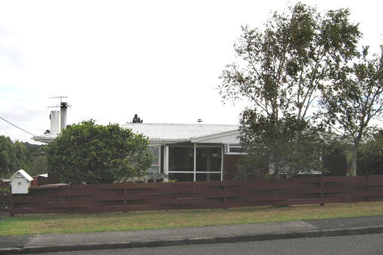 Photo of property in 21 Barron Drive, Green Bay, Auckland, 0604