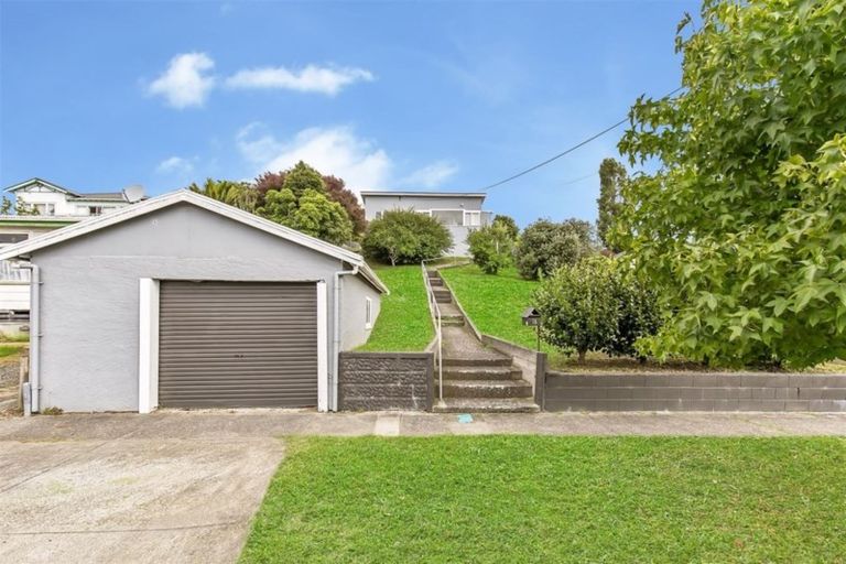 Photo of property in 15 Awaroa Road, Helensville, 0800