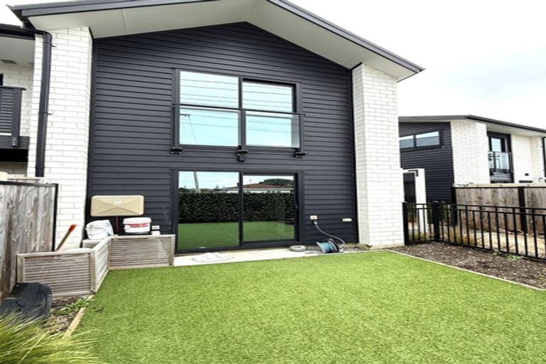 Photo of property in 12/170 Don Buck Road, Massey, Auckland, 0614