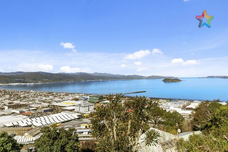 Photo of property in 30 Singers Road, Korokoro, Lower Hutt, 5012