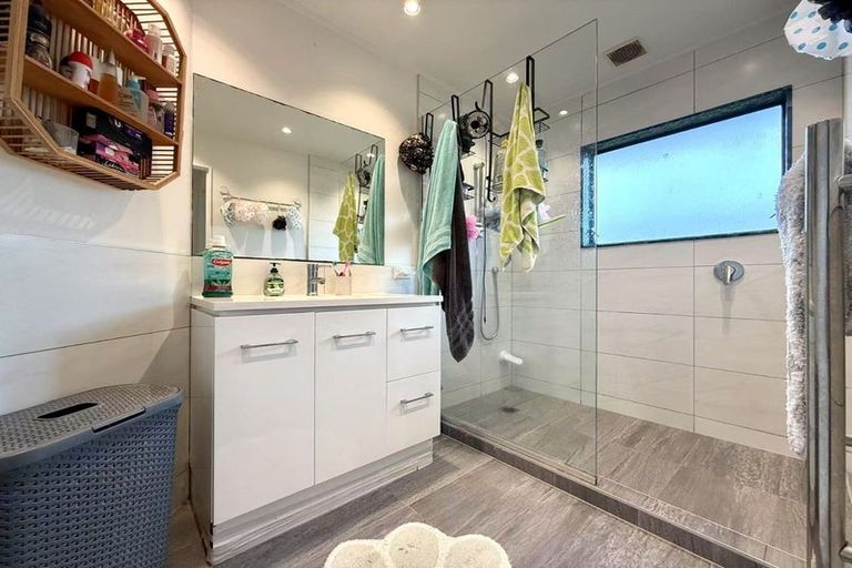 Photo of property in 2/279 Hobsonville Road, Hobsonville, Auckland, 0618