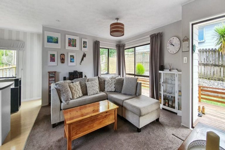 Photo of property in 2/8 Atlantis Place, Totara Vale, Auckland, 0629