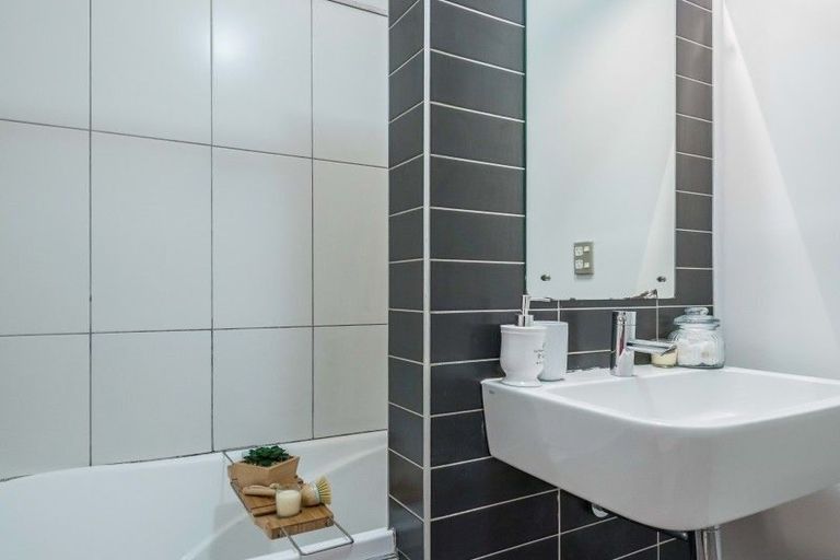 Photo of property in Vespa Apartments, 402/20 Hanson Street, Mount Cook, Wellington, 6021