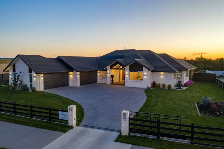 Photo of property in 19 Mike Smith Drive, Cambridge, 3434