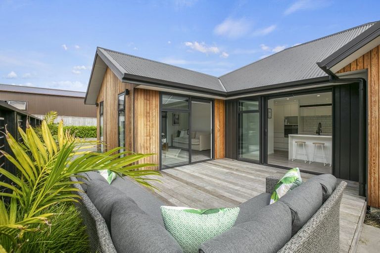 Photo of property in 11 Donnelly Street, Oakura, 4314