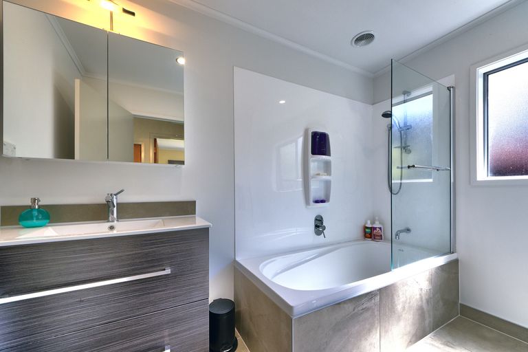 Photo of property in 43 Redwood Drive, Massey, Auckland, 0614