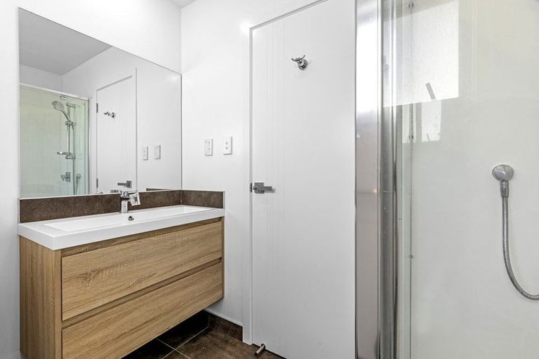 Photo of property in 2/140 Lynn Road, Bayview, Auckland, 0629