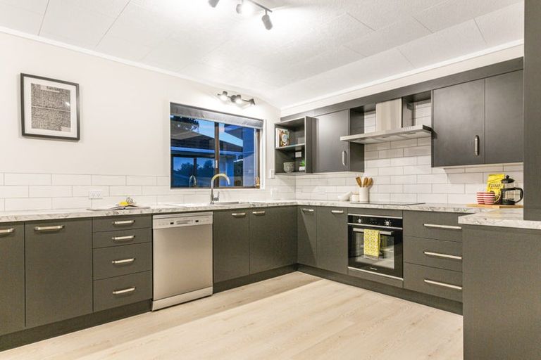 Photo of property in 28 Mercury Way, Whitby, Porirua, 5024