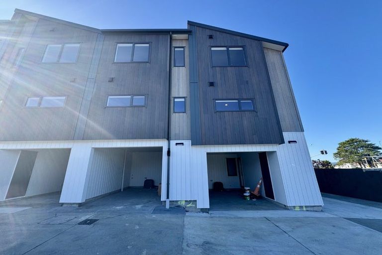 Photo of property in 1/506 Glenfield Road, Bayview, Auckland, 0629