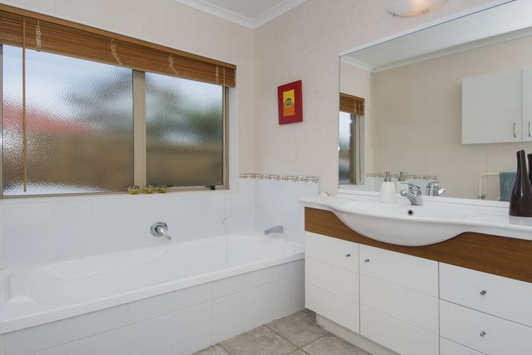 Photo of property in 36 Mcleod Place, Papamoa Beach, Papamoa, 3118