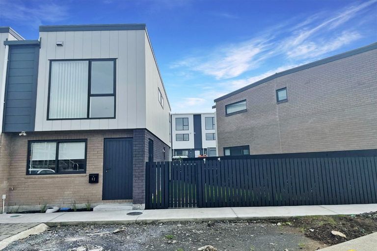 Photo of property in 2 Mikoikoi Crescent, Mangere Bridge, Auckland, 2022