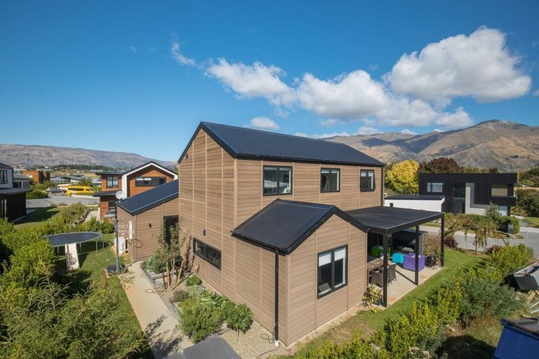 Photo of property in 4 Kapuka Lane, Wanaka, 9305