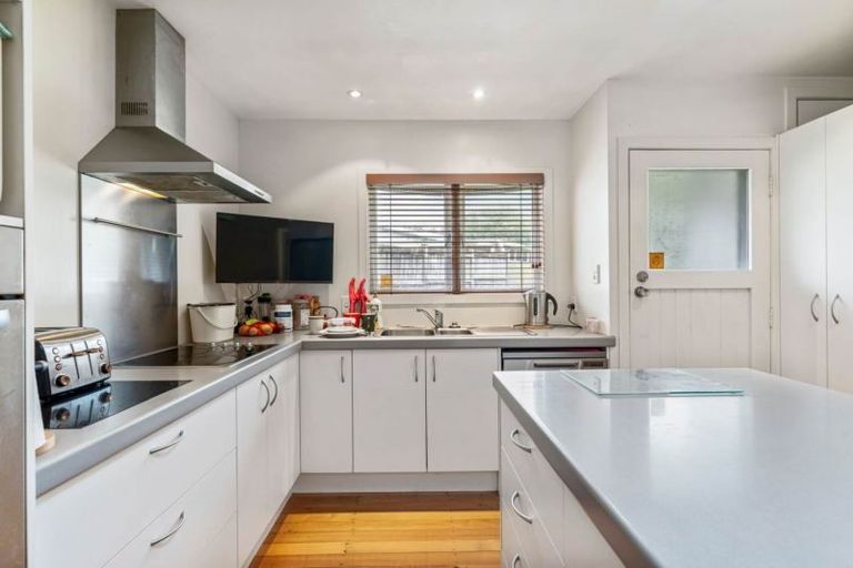 Photo of property in 47 Neil Avenue, Te Atatu Peninsula, Auckland, 0610