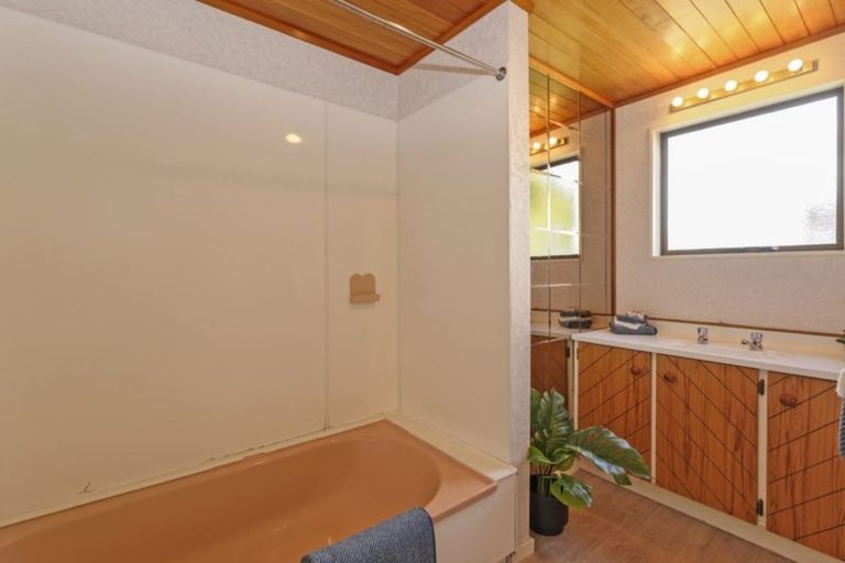 Photo of property in 9 Duncan Avenue, Te Atatu South, Auckland, 0610