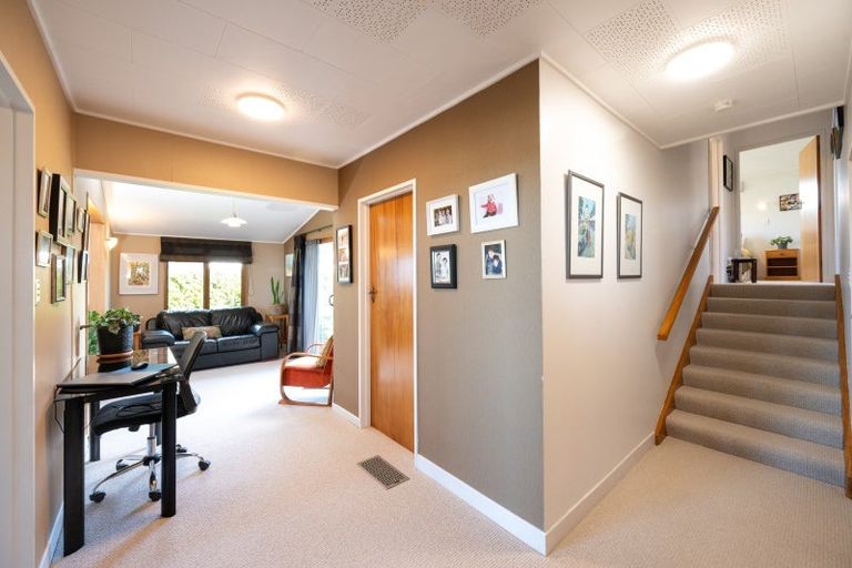 Photo of property in 33 Enfield Road, Hospital Hill, Napier, 4110