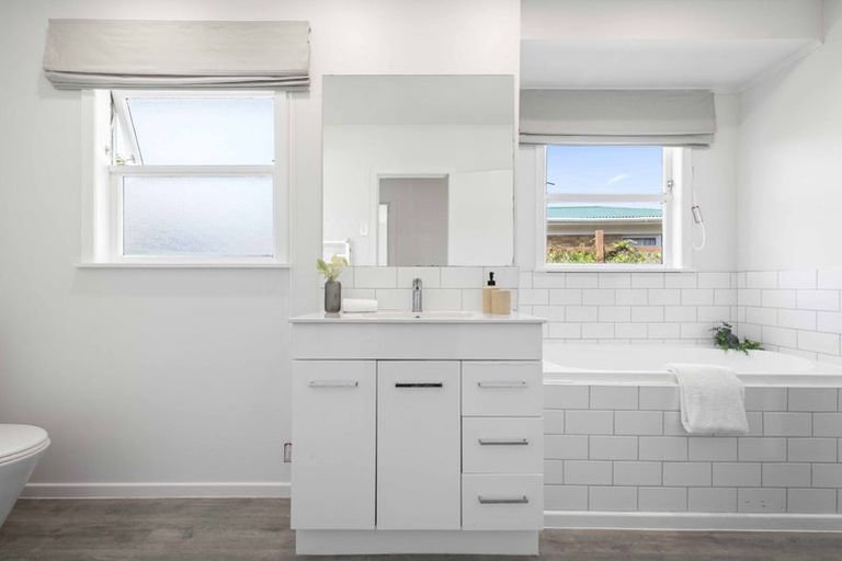 Photo of property in 10 Valley Road, Waiuku, 2123