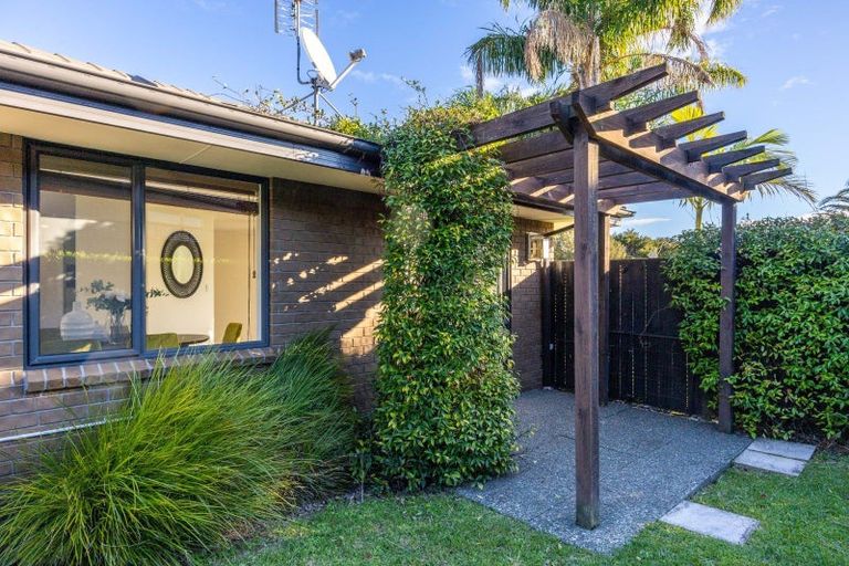 Photo of property in 33 Admirals Court Drive, Greenhithe, Auckland, 0632