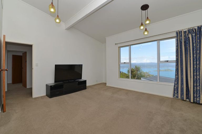 Photo of property in 5a Edgecombe Street, Newlands, Wellington, 6037