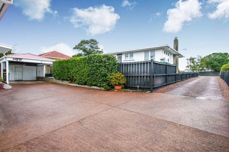 Photo of property in 32 Neil Avenue, Te Atatu Peninsula, Auckland, 0610