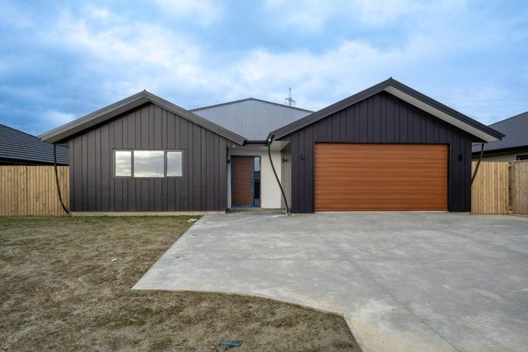 Photo of property in 44 Sardinia Grove, Fitzherbert, Palmerston North, 4410