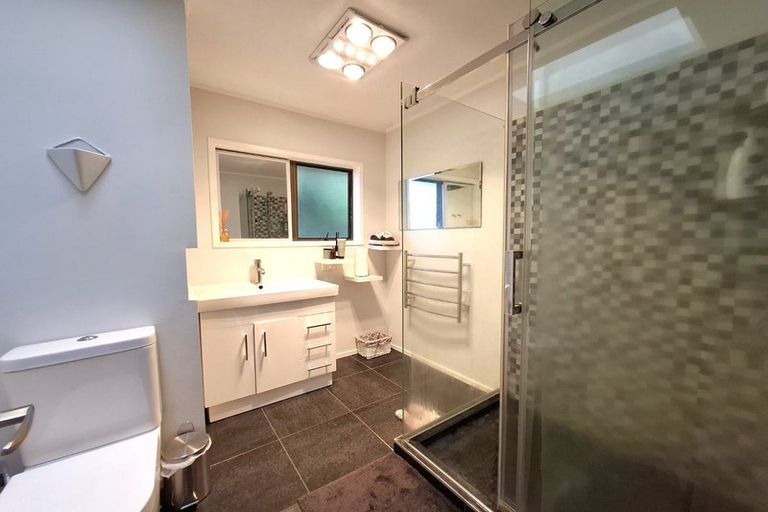 Photo of property in 1/72 Lake Road, Northcote, Auckland, 0627