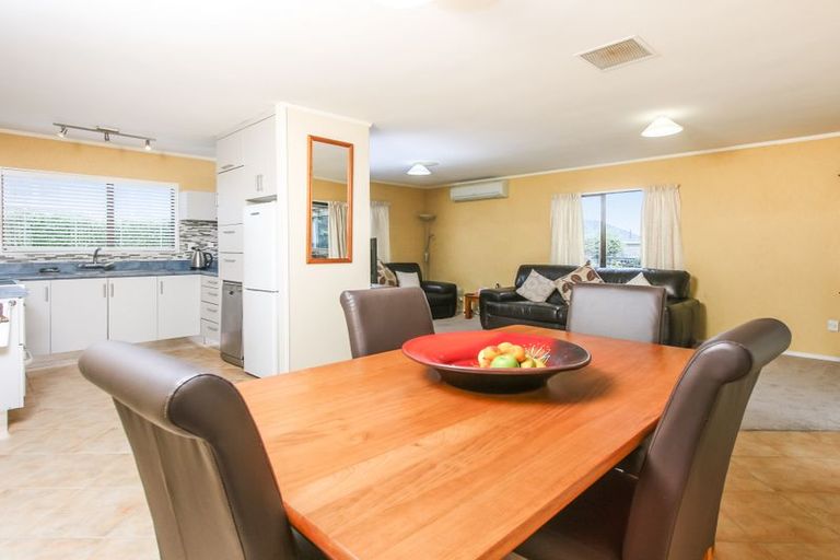 Photo of property in 32 Neil Avenue, Te Atatu Peninsula, Auckland, 0610