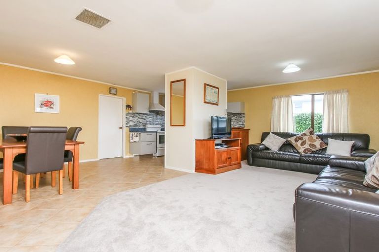 Photo of property in 32 Neil Avenue, Te Atatu Peninsula, Auckland, 0610