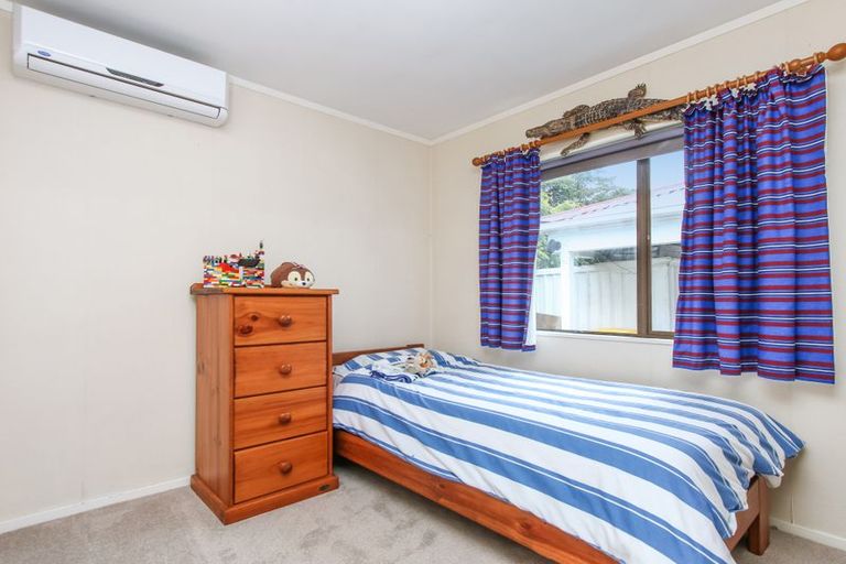 Photo of property in 32 Neil Avenue, Te Atatu Peninsula, Auckland, 0610