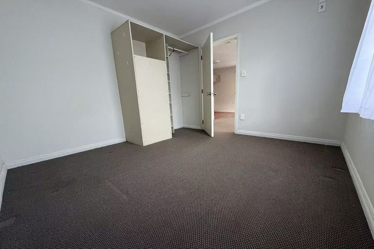Photo of property in 1 Miltonia Avenue, Te Atatu South, Auckland, 0610