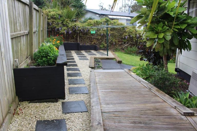 Photo of property in 8 Louise Place, West Harbour, Auckland, 0618