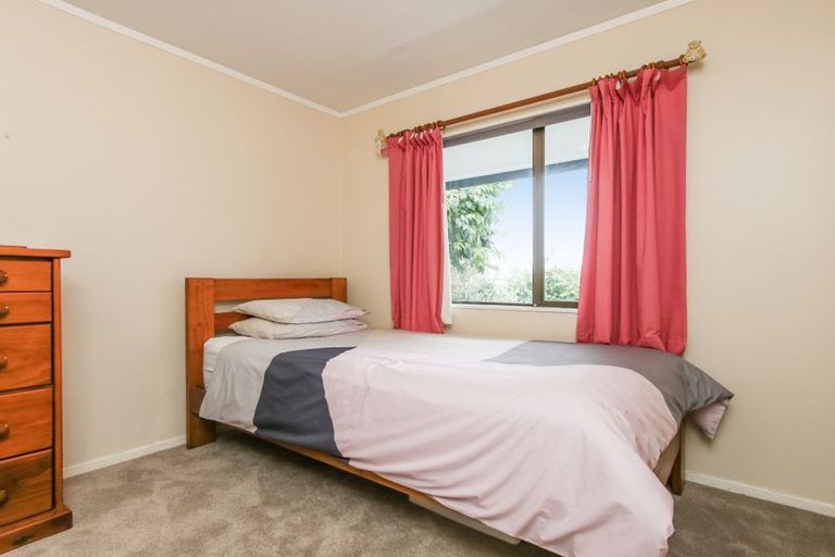 Photo of property in 32 Neil Avenue, Te Atatu Peninsula, Auckland, 0610