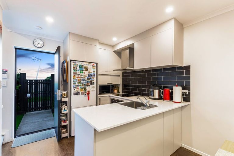 Photo of property in 2 Wharara Lane, Massey, Auckland, 0614