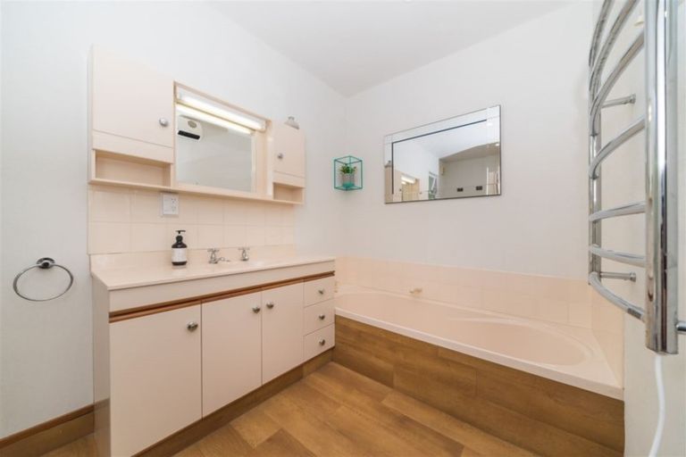 Photo of property in 14 Lincoln Terrace, Hokowhitu, Palmerston North, 4410