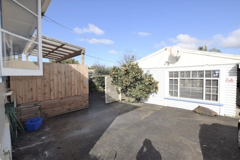 Photo of property in 6 Strid Road, Te Atatu South, Auckland, 0610