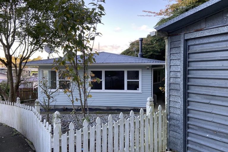 Photo of property in 3 Gahagan Way, Newlands, Wellington, 6037