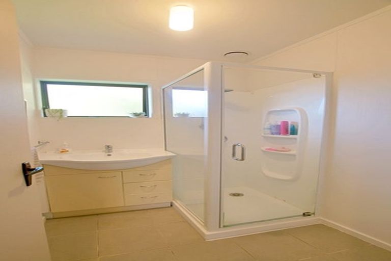 Photo of property in 2/13 Frank Evans Place, Henderson, Auckland, 0610
