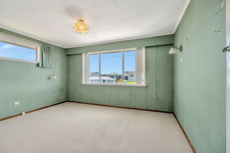 Photo of property in 6 Rospeath Crescent, Spotswood, New Plymouth, 4310