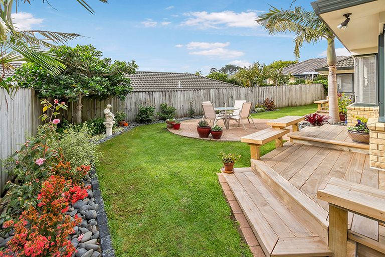 Photo of property in 20 Moyrus Crescent, East Tamaki Heights, Auckland, 2016