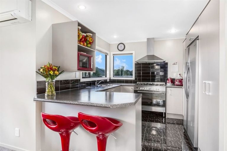 Photo of property in 5 Dusky Crescent, Aotea, Porirua, 5024