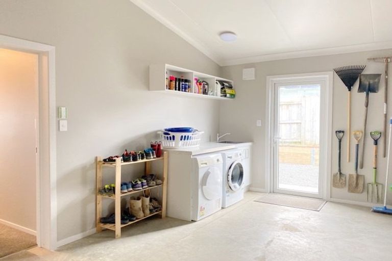 Photo of property in 18 Monaco Grove, Fitzherbert, Palmerston North, 4410